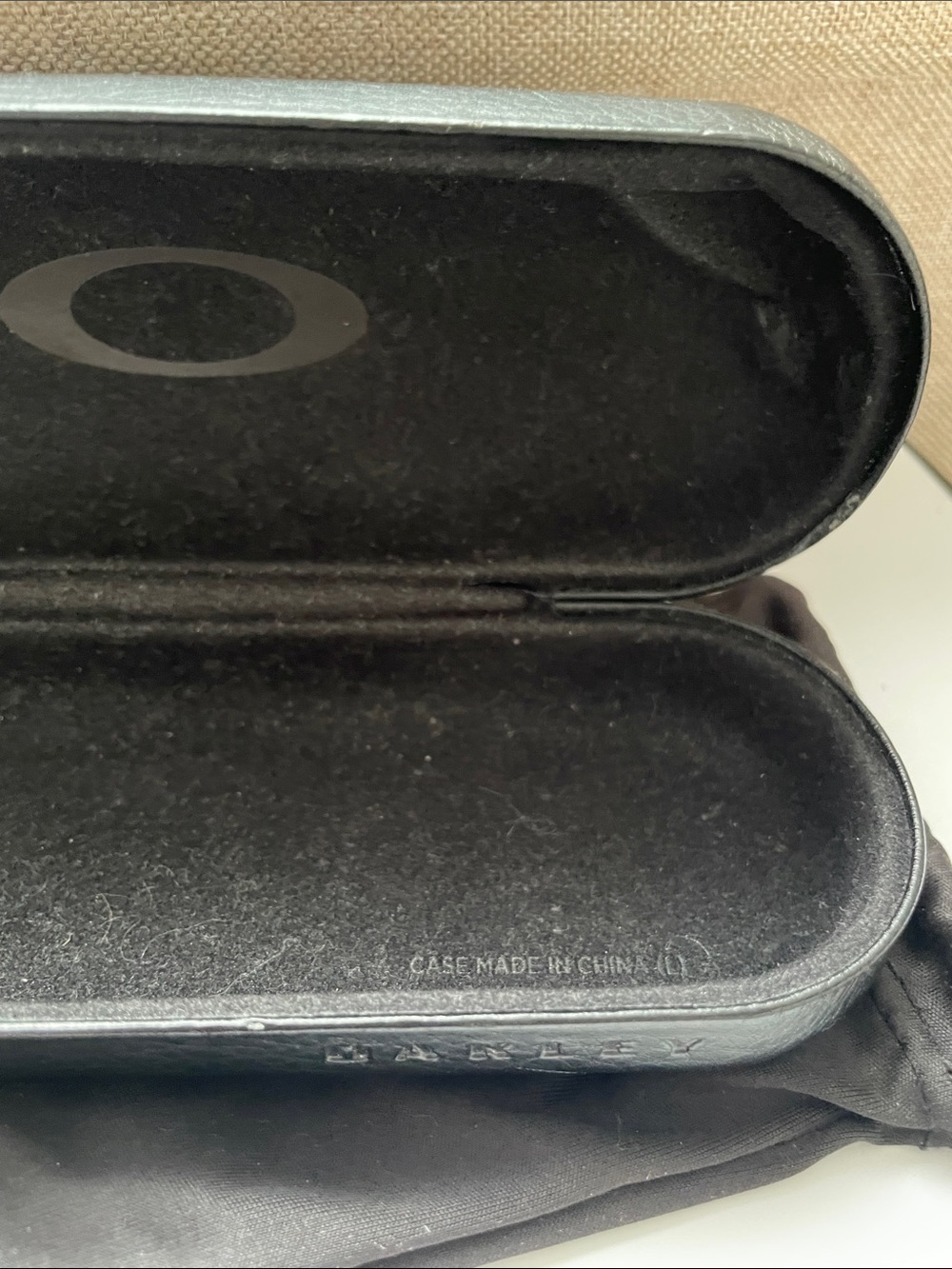 ✨Oakley Black Hard Sunglass / Glass Case with Black Microbag✨Preloved - Picture 2 of 6